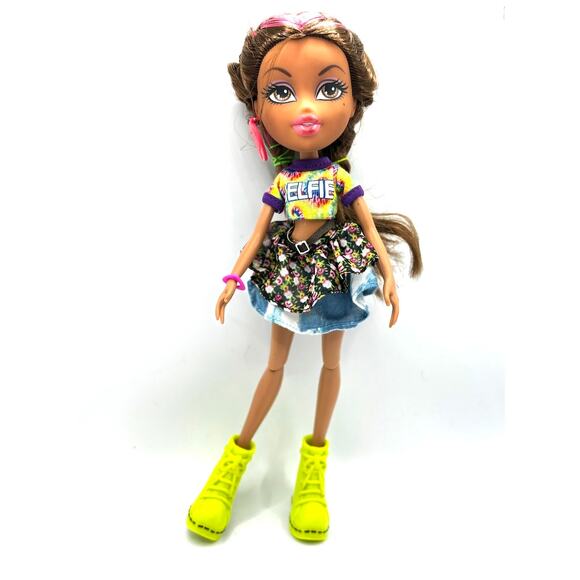 MGA BRATZ 2015 Selfie Snaps Yasmin Fashion Glam Doll - Picture 1 of 5